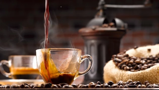 Kaffebønner og en kopp med kaffe